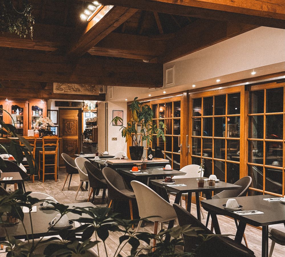 Gemütliches Restaurant-Ambiente mit Holzbalken