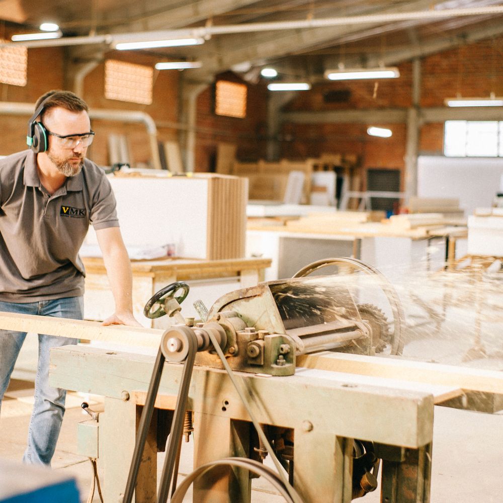 Schreinermeister bei der Arbeit in der Werkstatt